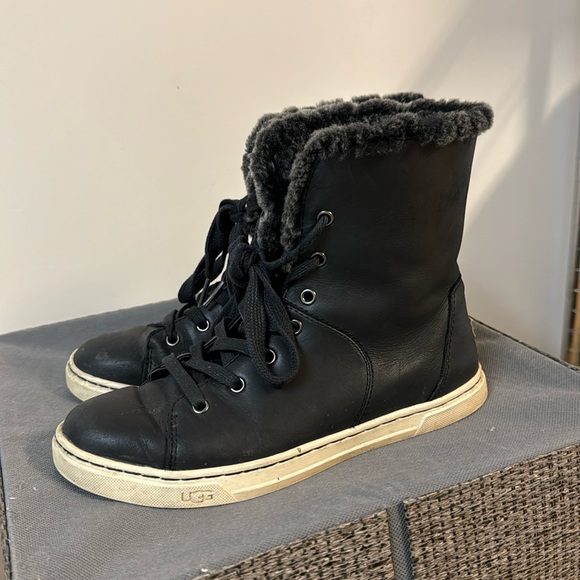 UGG Boots size 7 - Picture 1 of 4